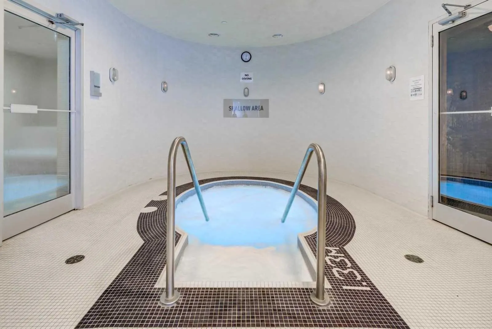 Grand Royal Suites Toronto Apartment