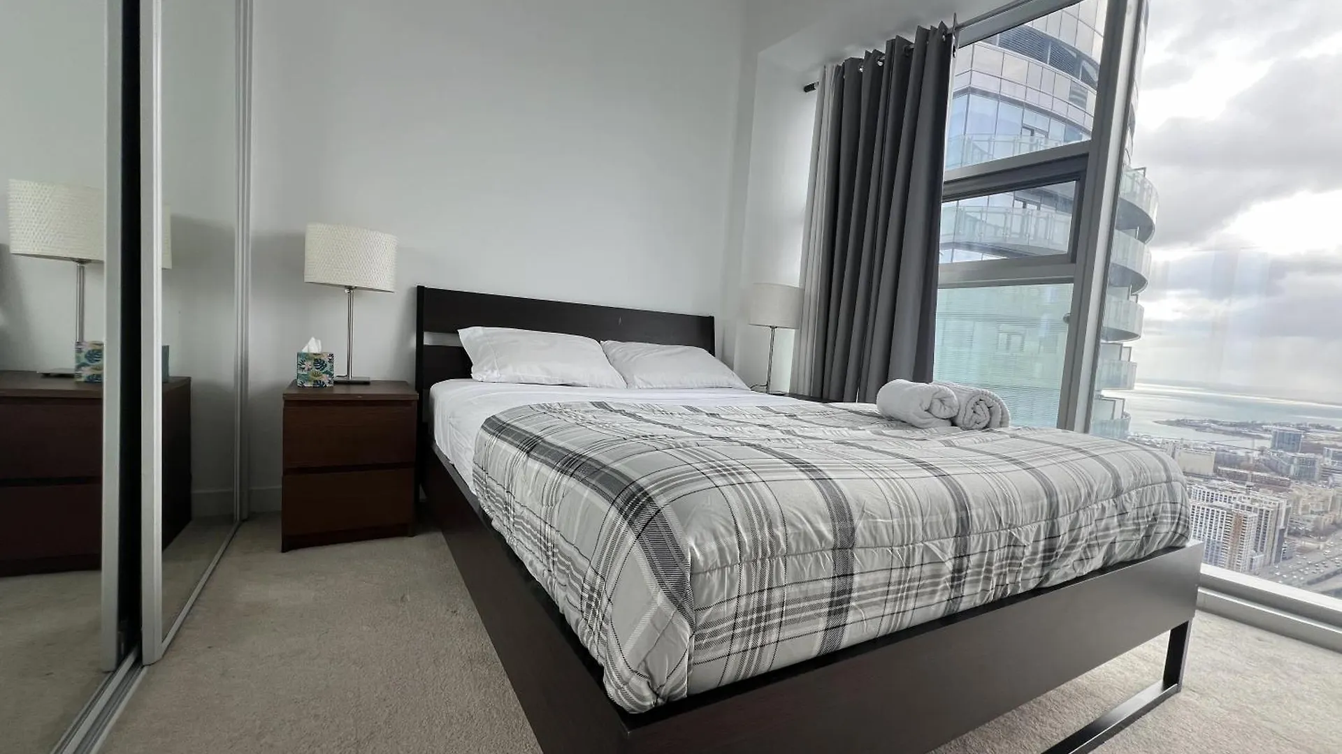 Grand Royal Suites Toronto Apartment