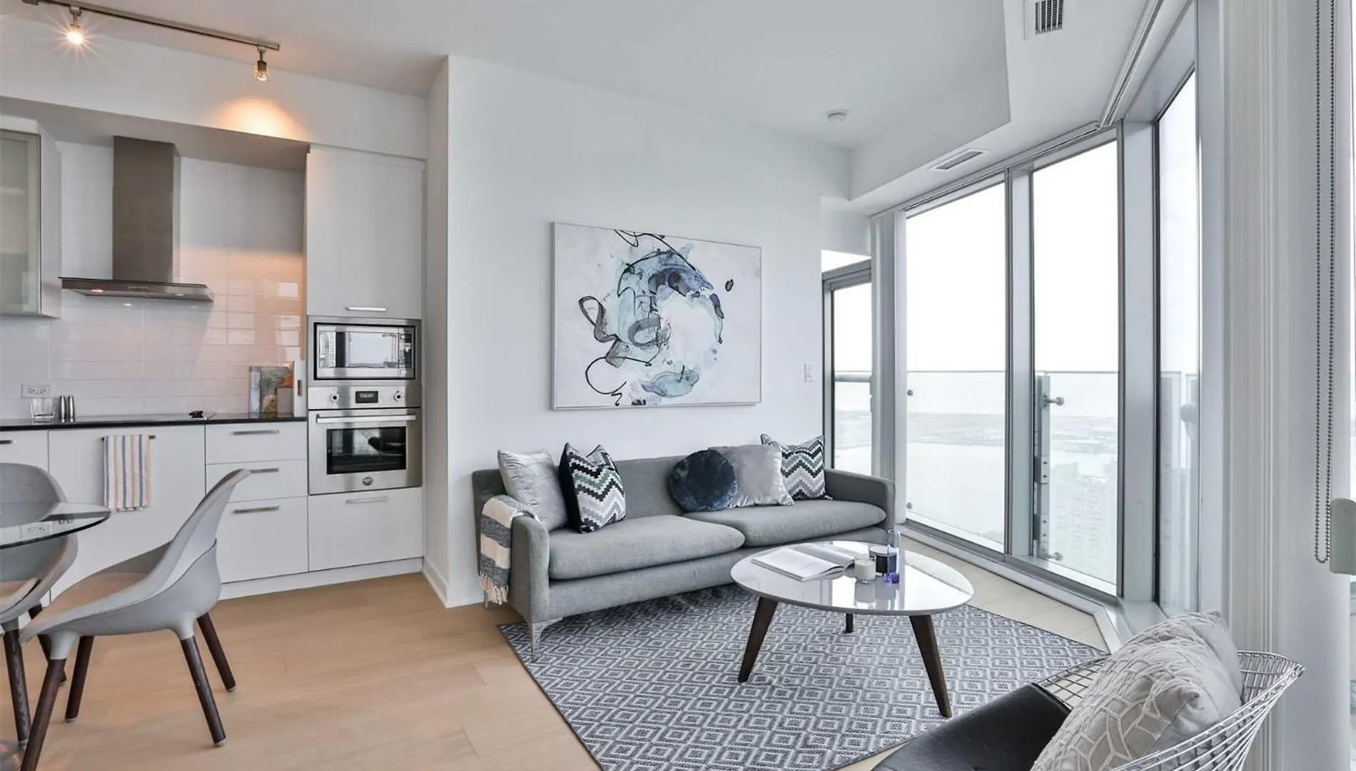 Grand Royal Suites Toronto Apartment